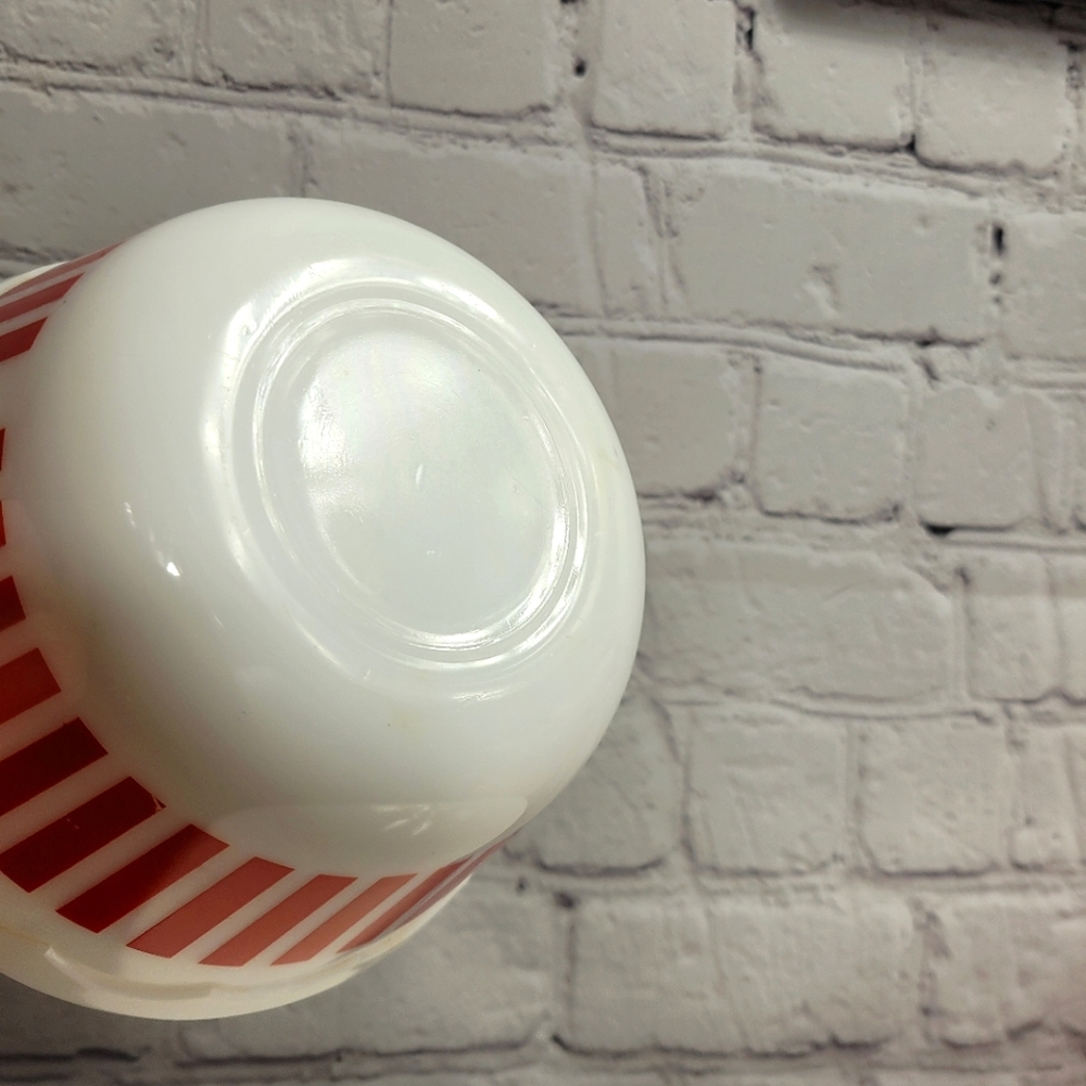 Hazel Atlas 1950s Red Candy Stripe Serving Mixing Bowl with Scalloped Edge - Picture 4 of 9